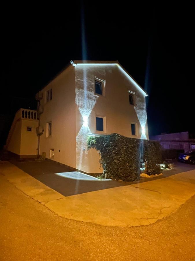 Apartments Frigan Maslenica Esterno foto